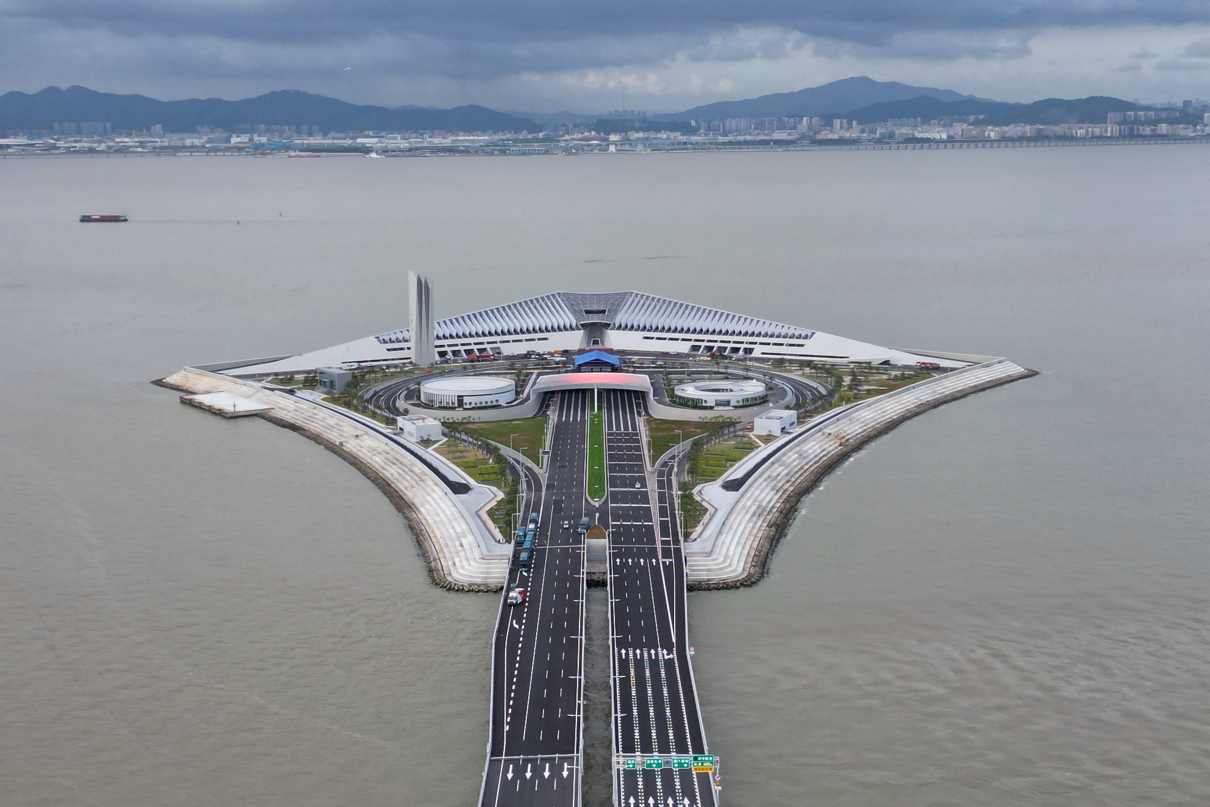 Shenzhen-Zhongshan Channel Connects the Two sides of the strait 